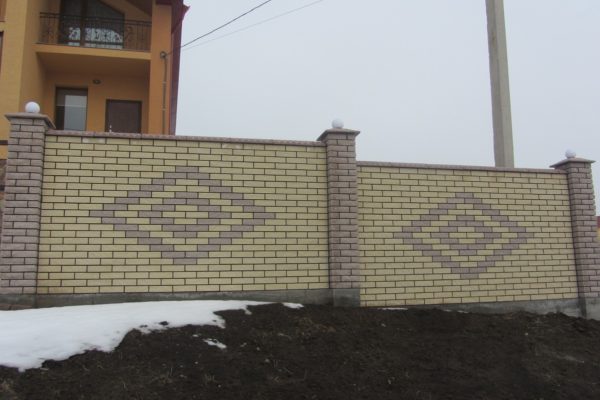 Облицювальна цегла при дизайні паркану